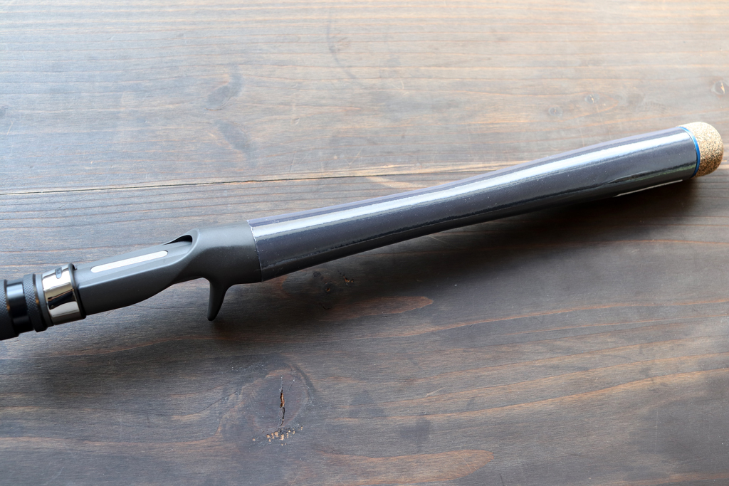 フロッグからソフトベイト ジャーキング、巻き、そして撃ちまで・・・、操作性を重視したショート グリップ ロッド。