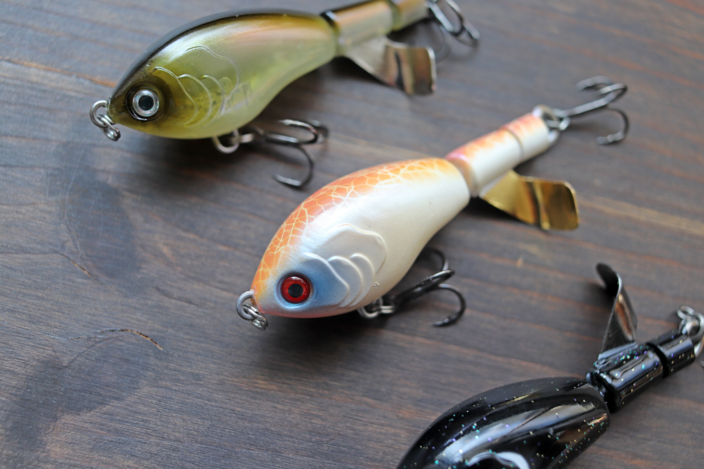 水面で逃げ惑うベイトフィッシュを演出、そのサイズ故のナチュラルなアクションが特徴です。