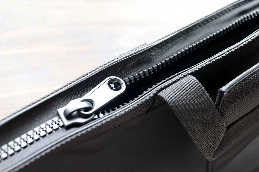 入れ口には特大マグナム ジッパーを採用、魚の飛び出しを防止。