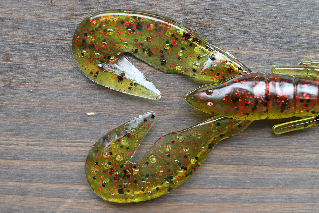 先端が極端に幅広で、ボリュームのある爪が特徴。