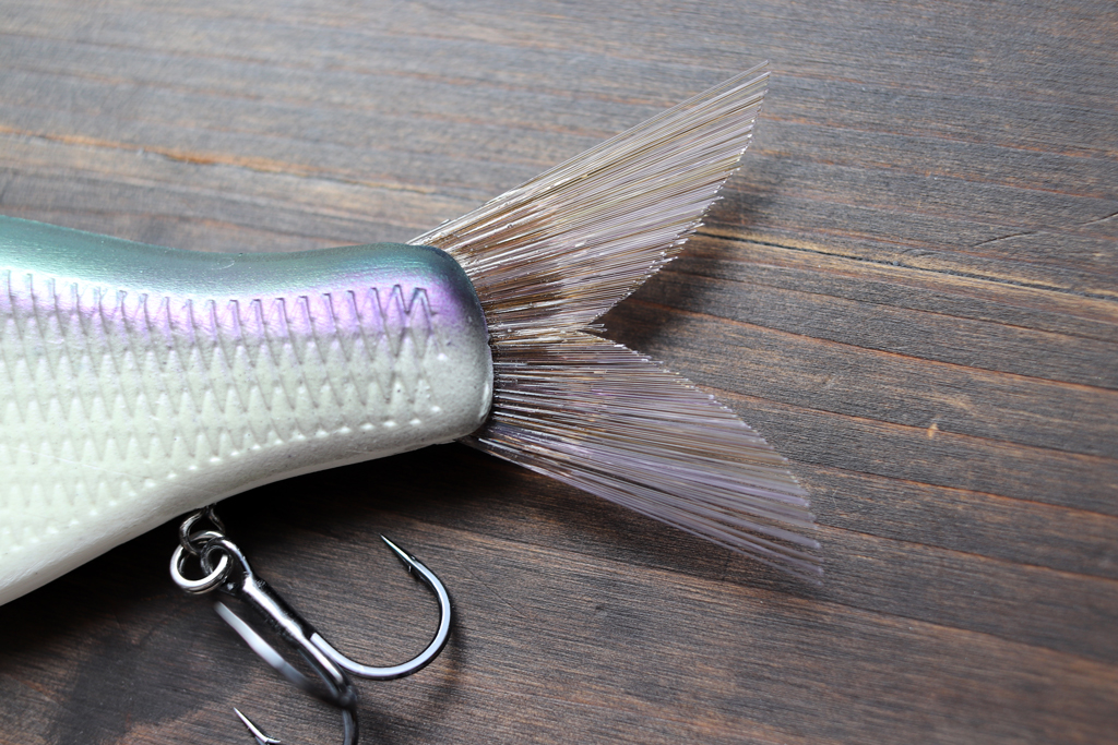 フラットなボディにフォーク型のブラシ テールを備え、スローに巻いても高速でデジ巻きしても、艶めかしくアクションしてくれる。