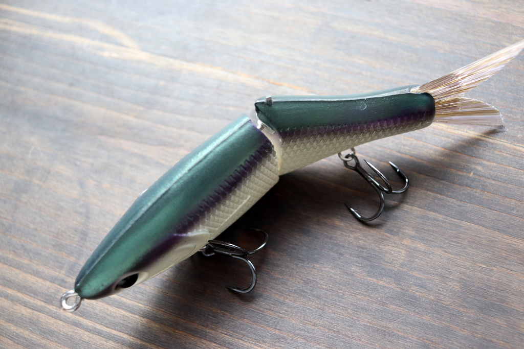 サイズ#2のショートシャンク トレブル フック装備、回転式のフック ハンガー付きでバラシが激減。