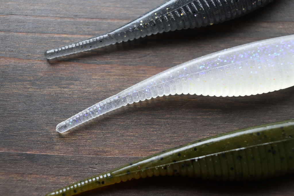 細身のピンテールは微妙に震え、うねる様にアクションをすることでビッグ バスを誘い込む。